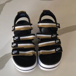 Nike Icon Classic Sandal size 8